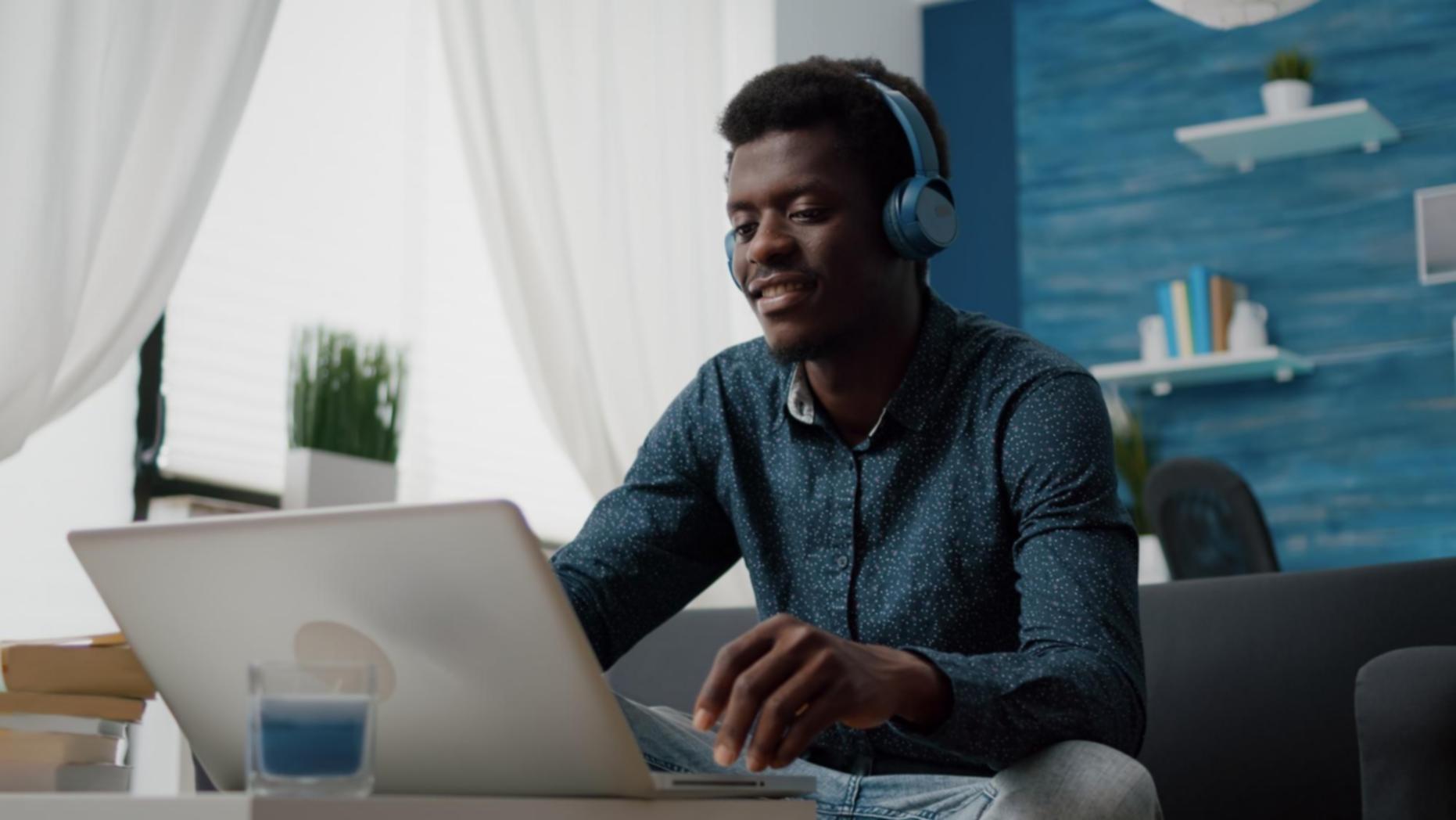 Team collaborativo al lavoro su strategie di budget tracking